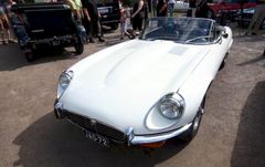 PuuPinellan edustalla nähdään nyt lauantaina edustava joukko klassisia Jaguareja, esimerkiksi tämä sulavalinjainen Jaguar E-Type urheiluauto. Kuva: Pekka Telivuo