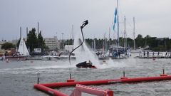 Päivittäiseen ohjelmaan kuuluvat Extreme-Lifen Vadim Nekhaevin huikeat flyboard-näytökset.