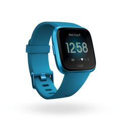 Fitbit Versa Lite Edition on Fitbitin tähän mennessä edullisin älykello. Päivittäiseen käyttöön sopivasta laitteesta löytyvät useimmat Versasta tutut kuntoilu- ja älyominaisuudet. Uusilla rohkeanvärisillä rannekkeilla laitteen voi muokata omaan tyyliin sopivaksi.