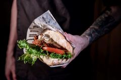 Kasvisvaihtoehtona Vege po'boy eli nyhtöhernettä barbeque-kastikkeessa, fetajuustoa, salaattia, tomaattia, friteerattua sipulia ja aiolia ciabattasämpylän välissä.