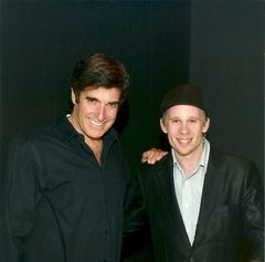 Tuusulalainen magikoomikko Risto Leppänen (oik.) ja amerikkalainen taikuri David Copperfield kohtasivat Las Vegasin kasinolla maaliskuun lopussa.