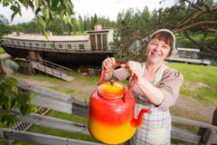 Möhkön Manta oli aikoinaan asuntoproomu, joka majoitti savottalaisia sekä uitto- ja metsätyömiehiä Ilomantsin alueella. Ilomantsin museosäätiön omistamassa proomussa on toiminut kesäkahvila 1980-luvun alkupuolelta lähtien. Kuva: Jarno Artika