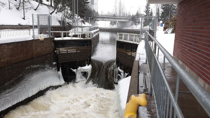 -	Lempäälän kanavan kautta juoksutettiin vettä perjantaina 25.2.2022 Vanajaveden vedenkorkeuden laskemiseksi. Kuva: Diar Isid / Pirkanmaan ELY-keskus.