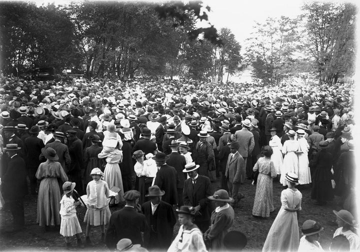 Väenkokous puistossa 1917? Kuva: Helsingin kaupunginmuseo