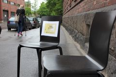 Tule ulos, istu alas - kaupunkilaiset tarjoavat toisilleen levähdyspaikkoja.