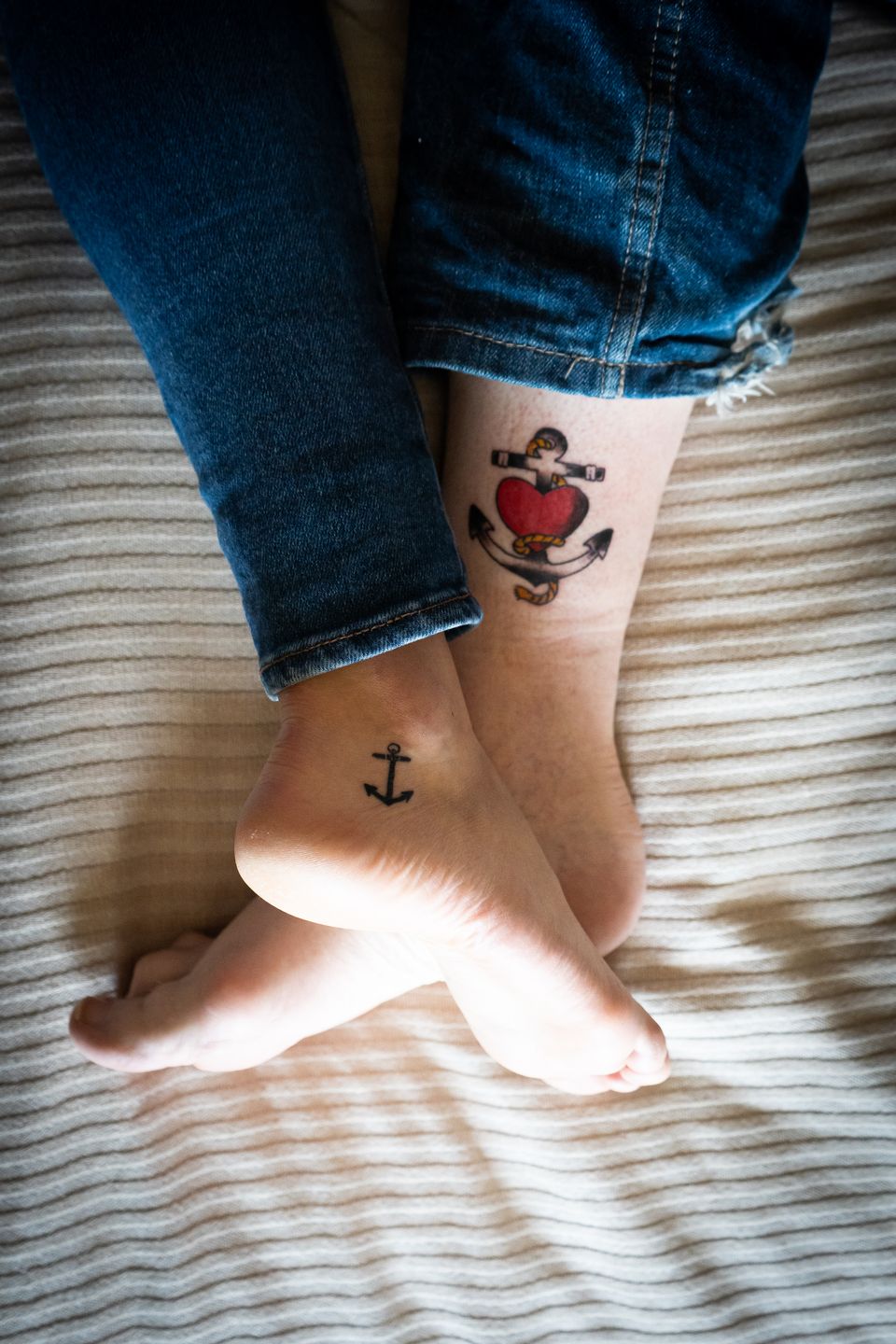 Ahvenanmaan merenkulkumuseon näyttelystä inspiroituneena ja matkamuistoksi Museokortin seikkailusta Demi ja Jarkko ottivat tatuoinnit. Kuva: Jarkko Koskinen