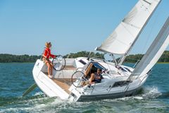 Beneteaun suosituimpaan Oceanis 30.1 -purjevenemalliin on ennakkotietojen mukaan saatavissa 6 kilowatin sähkömoottori tehdasvarusteena vuodelle 2023. Kuva: Beneteau, maahantuoja Ajola Yachts