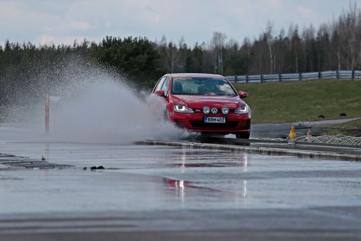 Däckets vattenplaningstendens mättes med accelerationstest på sex millimeters vattenmängd. (Bild: Tekniikan Maailma)