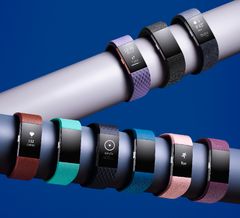 Fitbit Charge 2:ssa on vaihdettavat rannekkeet ja isompi kellotulu.