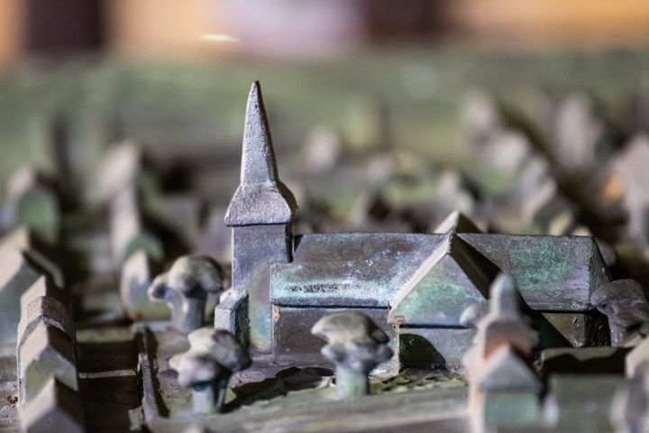 Detalj av bronsreliefen Detaljplanekarta, foto: Sami Peltoniemi