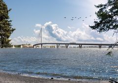 Havainnekuvassa Kruunuvuorensilta Mustikkamaalta katsottuna. Kuva: Kruunusillat, Helsingin kaupunki, WSP, Knight Architects