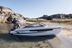Yamarin 63 Bow Rider är en utmärkt allroundbåt för fritiden och speciellt för vattensport. Med en Yamaha-utombordare med maxeffekt 150 hk stiger toppfarten till över 44 knop.