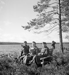 Kuvassa vasemmalta kenraali Erkki Raappana, marsalkka Mannerheim, kenraali Aksel Fredrik Airo ja elokuvaaja Kalevi Lavola. 9.9.1942. Kuva: Pauli Jänis, SA-kuva.