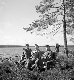 Kuvassa vasemmalta kenraali Erkki Raappana, marsalkka Mannerheim, kenraali Aksel Fredrik Airo ja elokuvaaja Kalevi Lavola. 9.9.1942. Kuva: Pauli Jänis, SA-kuva.