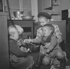 Vuonna 2020 myönnettiin avustusta mm. Juuan Nunnanlahden kyläkirjan julkaisuun. Lapset leikkimässä kissanpennun kanssa keittiössä Nunnanlahden kylässä 1950-luvulla. Kuva: Pekka Kyytisen kokoelma, Museovirasto.