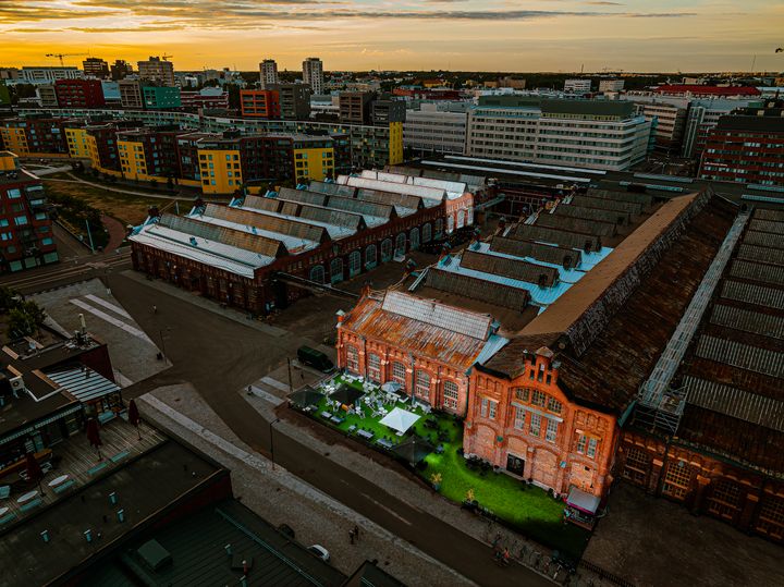 Suomen suurin pienpanimoterassi, 1000 neliömetrin kokoinen The Trainfactory Terrace by ETKO on avautunut Vallilan Konepajanraitille. Uusi ETKO Brewing -panimo, olutmyymälä ja tap room -ravintola rakennetaan Vallilan konepajan vanhaan junamaalaamoon Konepajanpasaasiin. ETKO-panimo ja -terassi kuvassa korostettuina. Kuva: ETKO Brewing