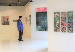 Suurin osa teoksista on maalauksia, joiden yhtenäinen väriskaala yllättää. Ajan henki -näyttely on ensimmäinen näyttely Nälkälinnanmäen väliaikaistiloissa. Kuva: Anssi Taskinen.