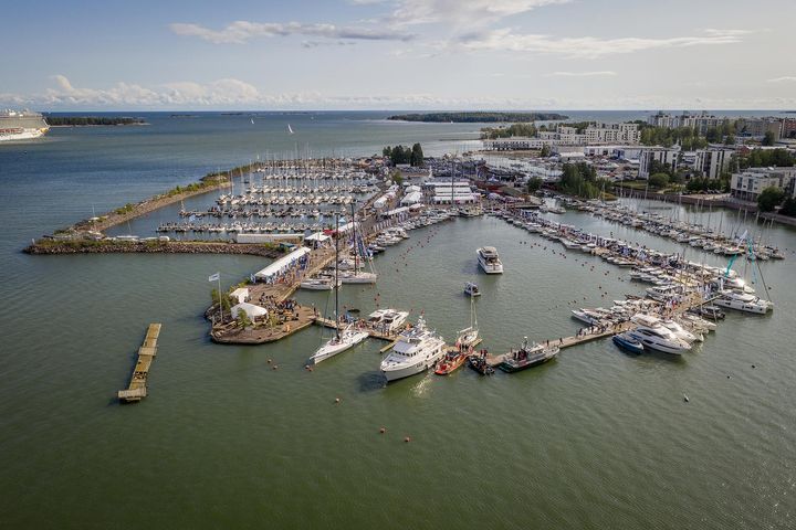 Helsinki's floating boat show will be organized at HSK's club harbor in Lauttasaari. The 4-6 meter outboard motor boats favoured by Finns are particularly strongly represented.