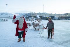 Joulupukki Rovaniemen lentoasemalla. Kuvien käytön yhteydessä mainittava Finavia Oyj.