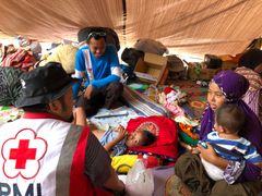 4-vuotias Fakeh Khairil Rohman jäi kotinsa seinän alle, kun ensimmäisessä maanjäristyksessä haurastunut koti luhistui toisessa maanjäristyksessä. Hänen äitinsä Nunek Handayami onnistui elvyyttämään hänet. Kuva: Rosemarie North / Punaisen Ristin ja Punaisen Puolikuun kansainvälinen liitto (IFRC)