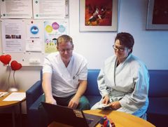 Sydänhoitaja Toni Nyman (HUS) käyttää Terveyskylän digitaalisia sisältöjä potilasohjauksessa.