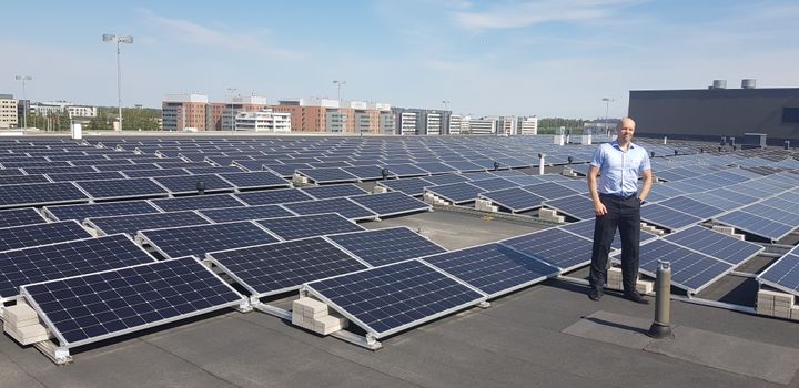 Autokeskus Airportin autotalonjohtaja Tero Pulkkinen ja autotalon aurinkovoimala.