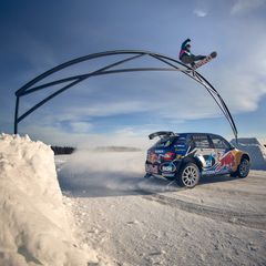 Eero tekee nose bluntsliden reiliiin, samalla kun Kalle kaasuttelee alta. Photocredit: Red Bull Content Pool / Pasi Salminen