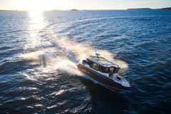 As with open boat models in the Magnum range, the driving properties of the Magnum Cabin are confidence inspiring and sporty. The maximum speed with the larger outboard option is approximately 45 knots.