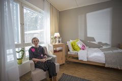 Attendon hoivakodeissa jokaisella asukkaalla on oma viihtyisä huone ja sen voi sisustaa haluamallaan tavalla. Esimerkkikuva Attendo Peiponhovin hoivakodista Turussa.