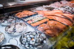 Tuoreen kalan myynti S-ryhmän ruokakaupoissa on kasvanut peräti 20 % viime vuoteen verrattuna. Lohi on yhä suomalaisten suosikki, mutta myös muut kalat kasvattavat suosiotaan. Myydyimmät kotimaiset kalatuotteet ovat kirjolohen jälkeen muikku, silakka, kuha ja siika.  Kuva: Lari Lappalainen