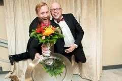 Kyrö Distillery Company, markkinointijohtaja Mikko Koskiselle ja toimitusjohtaja Miika Lipiäiselle, Kuvaaja: Aino Huovio