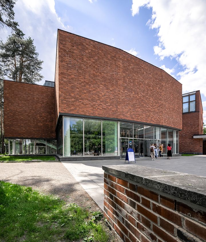 Jyväskylän yliopiston päärakennus. Kuva Jari Kivelä