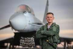Flight Lieutenant James Sainty. Kuva Royal Air Force Demo Team