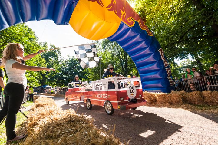 Lumilautailijat Heikki Sorsa ja Eero Ettala sijoittuivat vuoden 2012 Red Bull Mäkiauto GP:ssä yhdessä Aalto-yliopiston kanssa rakennetulla paloautollaan neljänneksi.