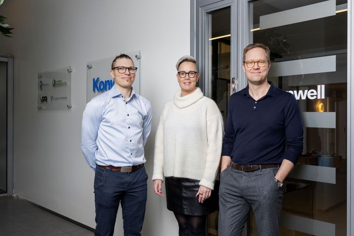 Oy Konwell Ab syventää liiketoimintakaupalla tietotaitoaan ja tarjontaansa kaasujärjestelmien osalta. Kuvassa asiantuntija Antero Kaavi, Konwellin toimitusjohtaja Pia Heinänen-Alasaari ja varatoimitusjohtaja Kai Heinänen.