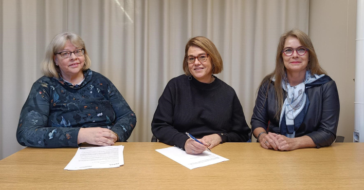 Ekonomi- och förvaltningsdirektör Elina Liippola, verkställande direktör Minna Karhunen och ledande jurist Johanna Sorvettula har undertecknat avtalet om bolagsbildning fredagen den 28 oktober 2022.
