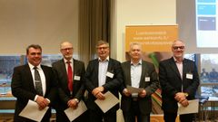 Ansiomerkin saajat vasemmalta Tuomo Hakala, Veli-Pekka Vitikka, Kari Kaleva, Timo Raaska ja Ulf Törnblom.