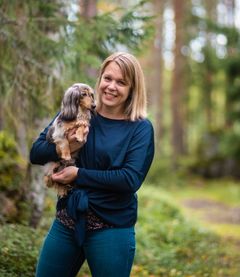 Susanna Weber nauttii hyvistä keskusteluista opiskelijoiden kanssa. Vapaa-aika kuluu mäyräkoiran sekä lasten harrastusten parissa. Kuva: Jenni Haavisto