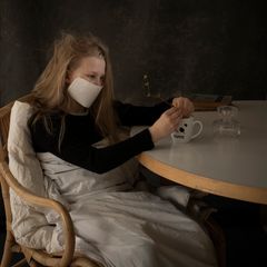 Helene Schjerfbeckin klassikkoteos Toipilas on ollut suomalaisten keskuudessa yksi suosituimmista teoksista uudelleen versiointiin. Sakari Röyskön valokuvaama versio syntyi tyttären Viktorian ideoimana. Karanteenitaideteos voitti myös Museokortti-palkinnon.