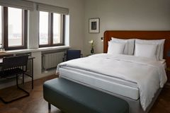 Tornin huipulla näköalahuoneista aukeaa panoraamanäkymät yli Helsingin.