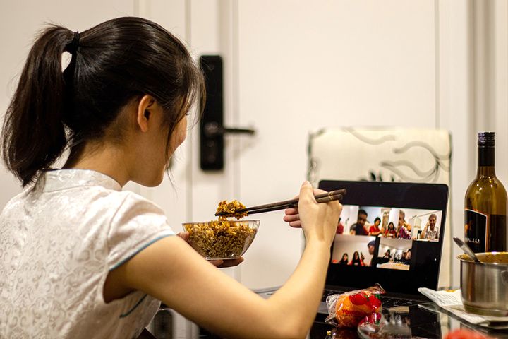Käy pöytääni, vieras! -projektissa tarkastellaan vieraisiin tutustumista virtuaalisilla päivällisillä. Kuvituskuva: Benson Low / Unsplash