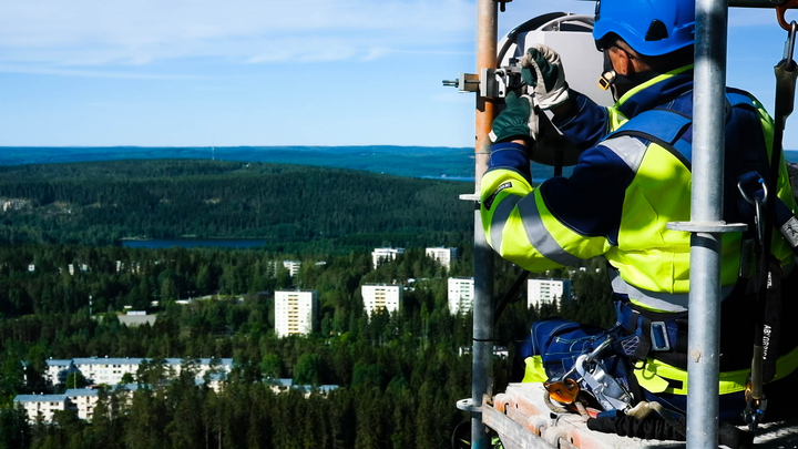 Voimatel asentamassa tukiasemaa Puijolla Kuopiossa. Kuva: Voimatel Oy. Ei julkaisurajoituksia.