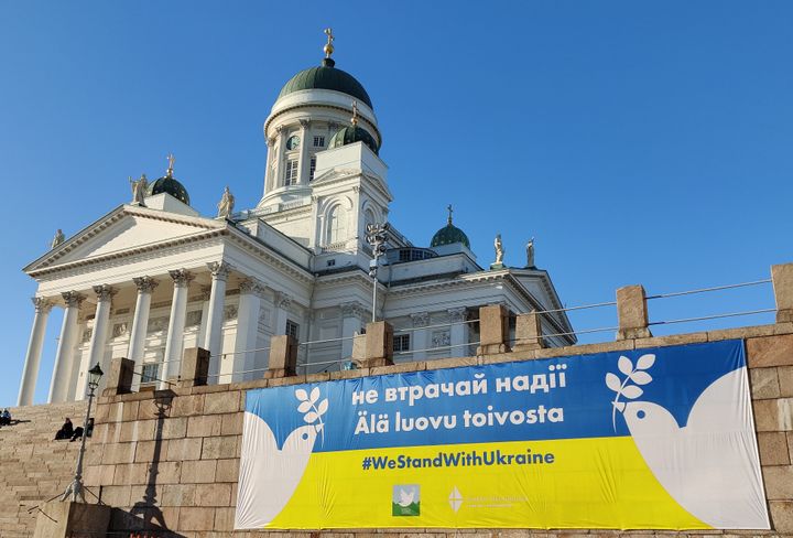 Ukrainan tukibanneri Tuomiokirkolla pääsiäisen alla. Kuva: Sirpa Patronen