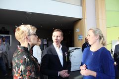 #mimmitkoodaa coordinator Milja Köpsi, with the CEO of the Finnish Software and E-business Association Rasmus Roiha, presents great results to EU Commissioner Jutta Urpilainen.