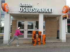 Sallan Osuuspankissa pelattiin penneillä
