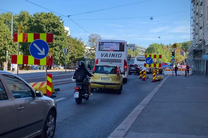 Kuvassa on Kasin katutöiden työmaata Mannerheimintiellä Runeberginkadun risteyksessä elokuun alussa. Uudet liikennejärjestelyt helpottavat liikenteen kulkua hieman, sillä hidastusmutka poistuu ja poikkeusjärjestelyjen alue lyhenee. Kuva: Louhintahiekka Oy