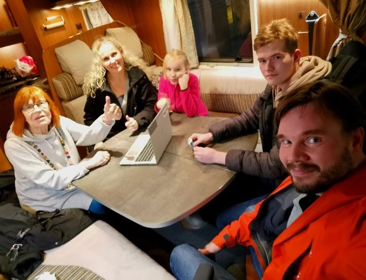 NOPEE ry:n toimihenkilöitä kokoustamassa seuraavia nuorille suunnattuja toimenpiteitä NOPEE ry:n matka-autossa marraskuussa 2021. Oikealta NOPEE-projektin luoja ja kehittäjä, opettaja Jani Huhtakallio Sipoo/Porvoo, Nopee ry:n nuorison edustaja Justus Berner, vierailijana Lilja Schlizewski, Laura Sormunen ja vas. Riitta Rantanen.