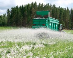 Resurssiniukkuus-kategorian voittaja: Soilfoodin Maanparannuskuidut - puupohjainen innovaatio, joka vastaa sekä lannoitetarpeeseen että rehevöitymishaasteeseen.