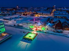 Oulun Torinranta koristeltiin viime vuonna jääveistoksin ja valoin.