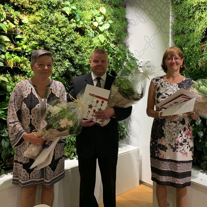 Osuuskauppa Arina onnitteli  hotelliemäntä Seija Nikulaista, liikennemyymäläpäällikkö Kari Paakkolaa ja vuoropäällikkö Helena Oksamaa.